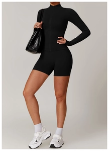 Damen Yoga-Set in Schwarz mit langärmligem Reißverschlussoberteil und Sport-Shorts