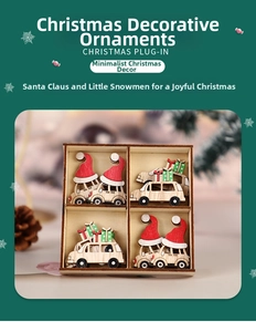 Détail de quatre voitures de Noël festives en bois peint dans une boîte de rangement