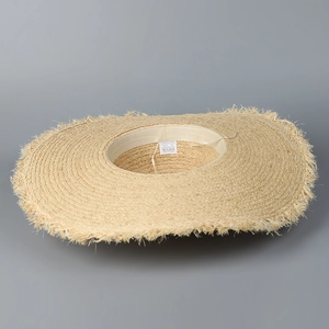 Chapeau de soleil élégant en raphia à larges bords effilochés pour la plage