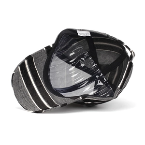 Dettaglio dell'interno del cappellino a righe con etichetta in 100% poliestere