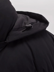 Details zum verstellbaren Kordelzug und winddichten schwarzen Stoff der Kapuzenjacke