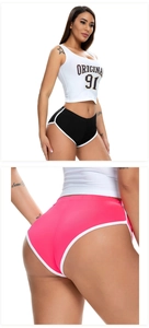 Seiten- und Rückansicht elastischer Yoga-Shorts in Schwarz und Rosa mit originellem Druck