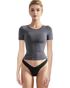 Vue de face du t-shirt gris ajusté à manches courtes pour femme sur fond blanc épuré