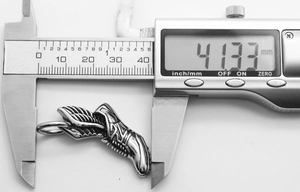 Mesure précise du pendentif basket ailée de 41,33 mm avec un pied à coulisse numérique