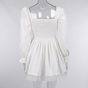 Detalle posterior del vestido blanco de encaje con nido de abeja elástico y dobladillo volante