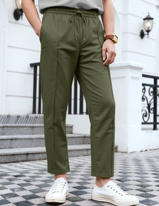 Detail der olivgrünen Herrenhose mit Kordelzug am Bund und feiner Twill-Textur-Optik
