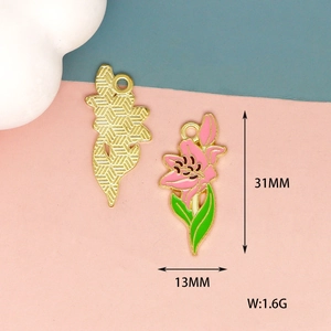 Detailansicht des rosa Emaille-Blumenanhängers mit Maßen von 31 mm Höhe und 13 mm Breite