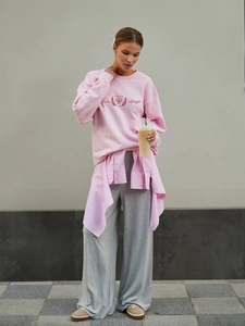 Felpa rosa oversize con stampa Tennis Lifestyle CLUB abbinata a pantaloni sportivi