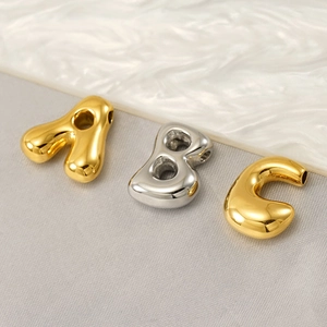 Vue détaillée des breloques lettres A, B et C polies pour la création de bijoux DIY