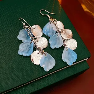 Boucles d'oreilles à pampilles en nacre avec breloques bleues sur boîte cadeau
