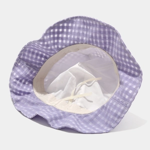 Cappello a secchiello vichy viola e bianco con tesa ondulata e comodi cinturini mento