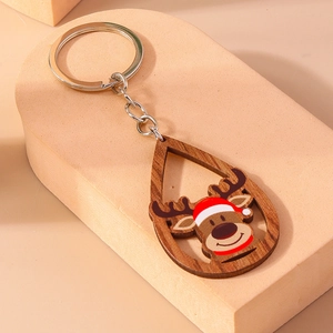 Détail du porte-clés de Noël en bois en forme de goutte avec renne et anneau métallique