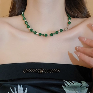 Détail du collier en perles de verre vert émeraude avec perles d'espacement argent