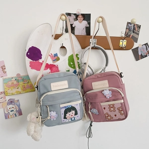 Détail de sacs à bandoulière transparents de style japonais avec charms lapin en peluche