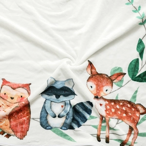 Nahaufnahme der weichen Babydecke aus Flanell mit Eulen- und Hirschmotiven