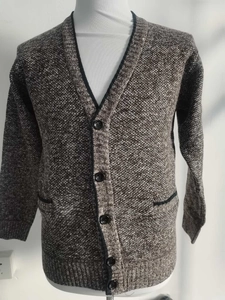 Detail der Herren-Strickjacke mit braunem Zopfmuster, V-Ausschnitt und Knöpfen