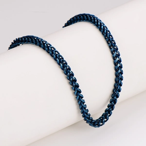Collana in acciaio inossidabile intrecciato blu su supporto cilindrico bianco