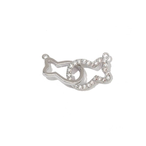 Vue détaillée du pendentif argenté avec métal poli et pierres en zircone cubique