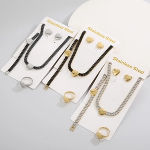 Vue détaillée de trois parures de bijoux en acier inoxydable avec pendentifs en forme de cœur