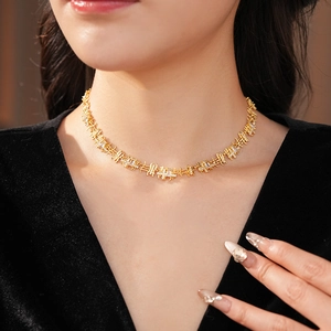 Gros plan d'un collier doré de luxe avec pendentif carré et zircons sur un mannequin