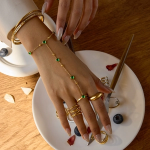 Bracelet bague en acier inoxydable doré orné de pierres précieuses en forme de cœur