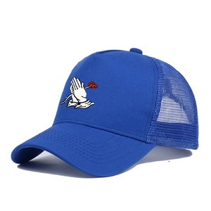 Gorra de béisbol de malla azul con bordado de manos rezando y una gran rosa roja