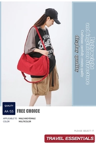 Détail du sac de sport rouge en nylon imperméable avec bandoulière et poche zippée
