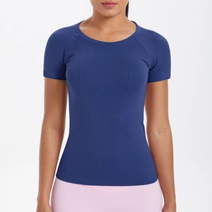 Dettaglio della maglietta da yoga slim fit con maniche raglan e cuciture piatte