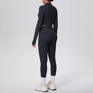 Vue détaillée de la coupe amincissante du dos et de la taille haute de l'ensemble de yoga