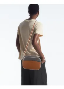 Détail montrant la bandoulière en jacquard tissé sur un sac à bandoulière bicolore