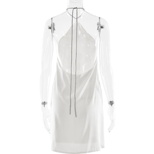 Détail du dos d'une robe dos nu en satin blanc avec des bretelles en chaîne délicate