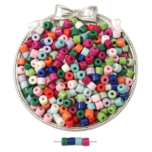 Cuentas cilíndricas de acrílico macarrón para joyas DIY en una bandeja con lazo