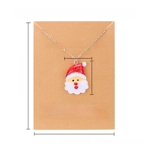 Detail von Weihnachtsmann-Anhänger an Silberkette mit Make a Wish Geschenkkarte