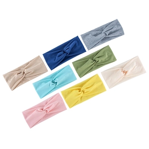 Detailliertes Set aus 8 bunten elastischen Knoten Stirnbändern in verschiedenen Farben