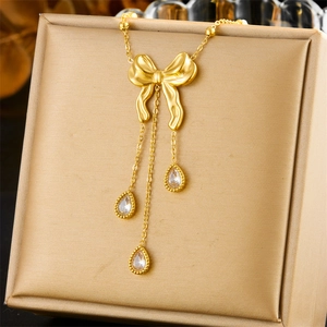 Collier Élégant En Acier Inoxydable Plaqué Or Avec Nœud Papillon Stéréoscopique Et Pendentif À Franges En Zircone Cubique Goutte