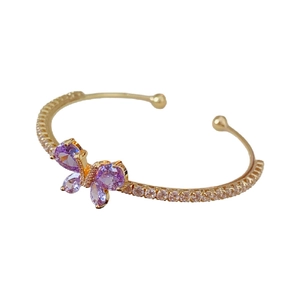 Bracelet jonc doré avec papillon en zircon violet et détails en cristaux blancs brillants