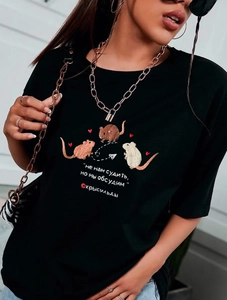 Γυναικείο μαύρο βαμβακερό T-shirt με σχέδια κινουμένων σχεδίων και ρωσικό κείμενο