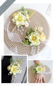 Détail du corsage de lys jaune et du bracelet de fleurs avec d'élégants rubans en soie
