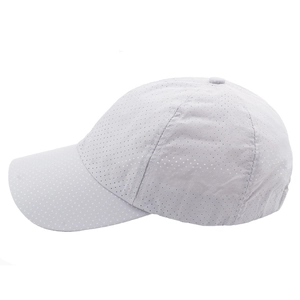 Détail de la casquette gris clair avec tissu en maille découpé au laser et texture à séchage rapide