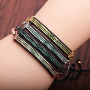 Lot de quatre bracelets tressés réglables avec tubes en zircon vert et finitions métalliques