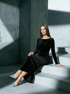 Elegante abito da sera in velluto nero a maniche lunghe con tacchi a paillettes