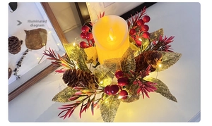 Détail du bougeoir de Noël avec bougie LED, pommes de pin et baies rouges