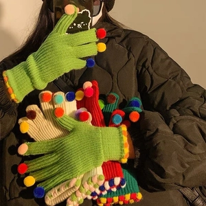 Guanti in maglia con pompon colorati in varie tonalità per il calore durante l'inverno