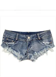 Detailansicht der Denim-Mikro-Shorts mit ausgefranstem Saum und Whiskered-Waschung