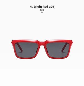 Détail de lunettes de soleil rectangulaires rouge vif avec finition brillante et verres