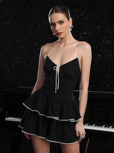 Robe Courte À Rayures Noire Sans Manches Bretelles Spaghetti Col En V Dos Nu À Lacets Ourlet À Volants Superposés Femme
