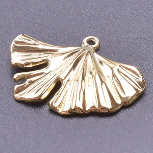 Gros plan détaillé du pendentif feuille de ginkgo en acier inoxydable plaqué or 18 carats