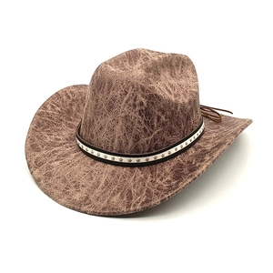 Chapeau de cowboy marron vintage avec texture en similicuir craquelé et rivets