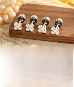 Detailed view of silver minimalist clover stud earring with 0.8x6mm bar specifications