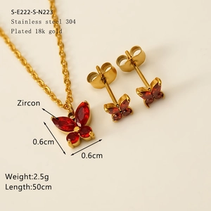 Detail von 18K vergoldetem Edelstahl Schmetterling-Set mit Halskette, Ohrring und rotem Zirkon